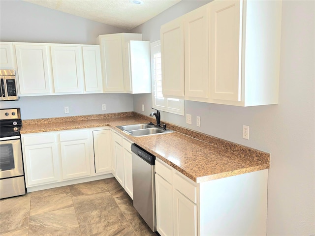 15872 Tundra St, Saint Robert, MO 65584 - kitchen featuring stainless steel appliances, a sink, white cabinetry, a textured ceiling, and light countertops