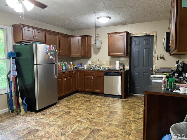 207 Navaho Dr, Cape Girardeau, MO 63701 - kitchen featuring stainless steel appliances, ceiling fan, a textured ceiling, and dark countertops