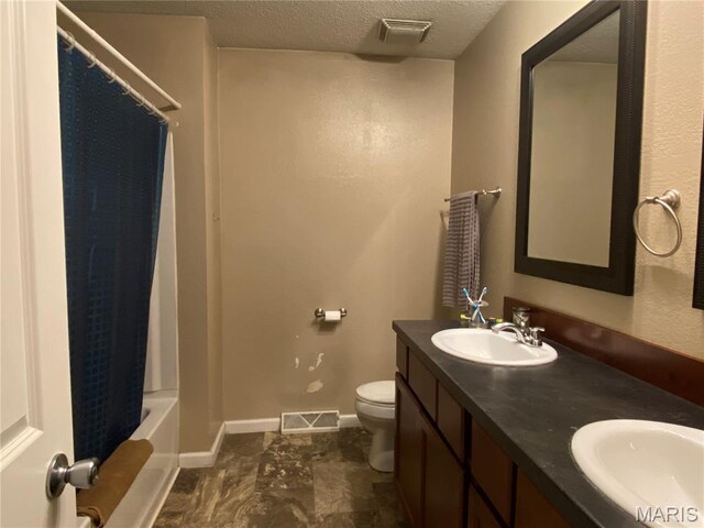 207 Navaho Dr, Cape Girardeau, MO 63701 - bathroom featuring double vanity, shower / tub combo, and a textured ceiling