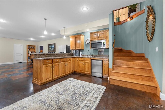 149 Windy Point Ave, Cape Girardeau, MO 63701 - kitchen with appliances with stainless steel finishes, a sink, baseboards, a peninsula, and recessed lighting
