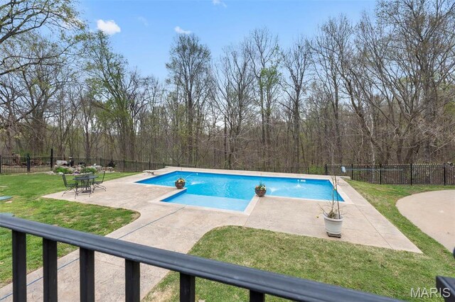 149 Windy Point Ave, Cape Girardeau, MO 63701 - view of swimming pool with a patio and view of wooded area