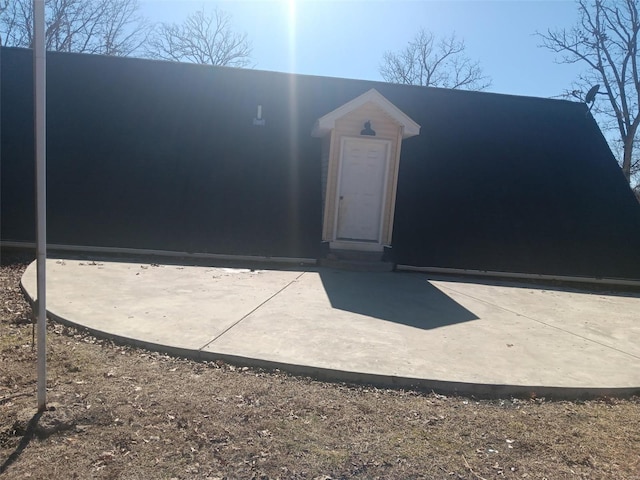 view of front of home featuring a patio