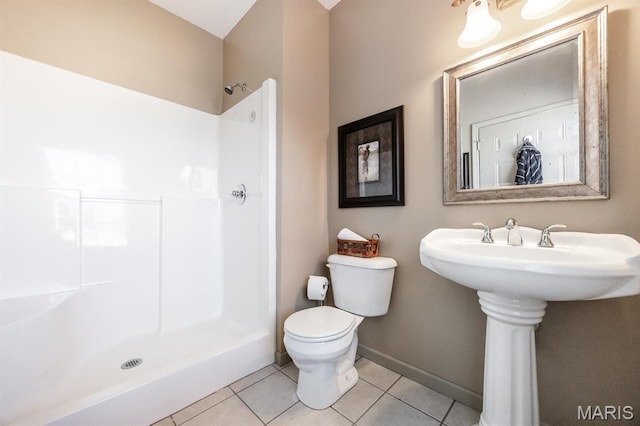 full bath with a shower, toilet, tile patterned floors, and baseboards