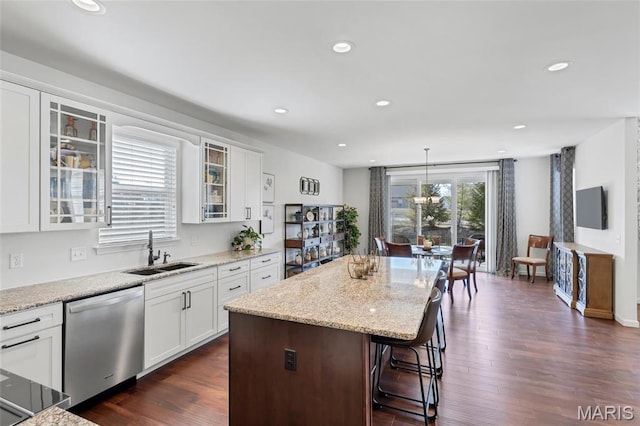 2 Wyndemere Ct, Lake St Louis, MO 63367 - kitchen featuring dishwasher, a sink, a kitchen island, recessed lighting, and a kitchen breakfast bar