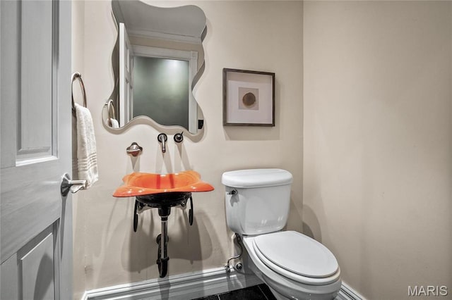 625 S Skinker Blvd Unit 602, Saint Louis, MO 63105 - bathroom featuring toilet and baseboards
