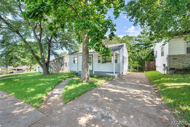 6541 SW Ave, Saint Louis, MO 63139 - view of front of house featuring driveway
