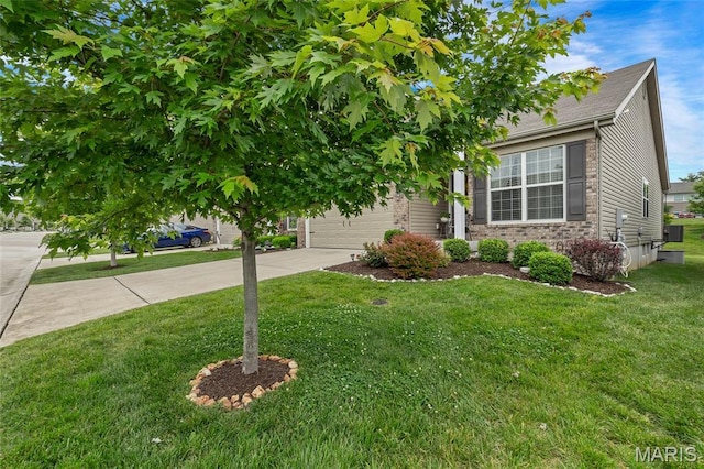 5374 Trailhead Ct, Eureka, MO 63025 - view of property hidden behind natural elements featuring driveway, a front yard, and an attached garage