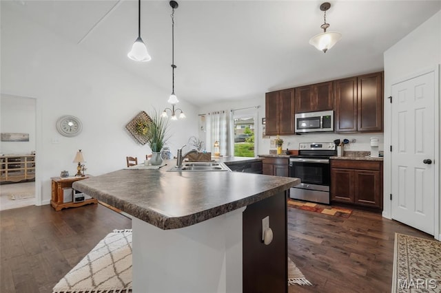5374 Trailhead Ct, Eureka, MO 63025 - kitchen featuring stainless steel appliances, a sink, dark countertops, dark wood-style flooring, and pendant lighting