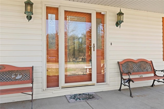 property entrance featuring a porch