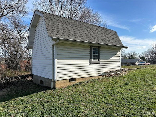 view of side of property featuring roof with shingles, crawl space, a yard, and a gambrel roof