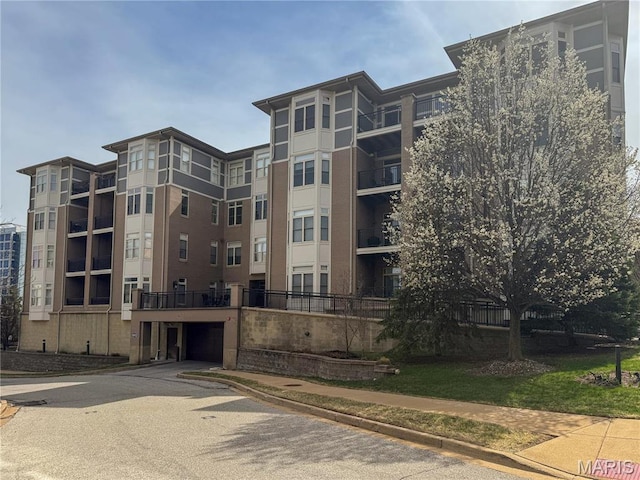 842 N New Ballas Ct Unit 303, Saint Louis, MO 63141 - view of apartment building / complex featuring a garage