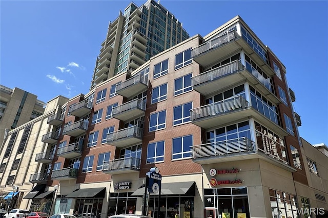 view of apartment building / complex