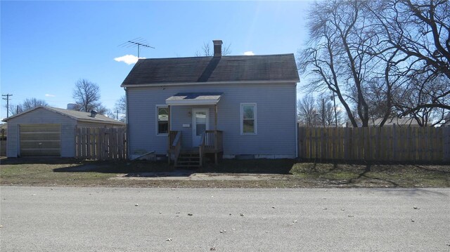 304 W 3rd St S, Mount Olive, IL 62069 - view of front facade featuring fence