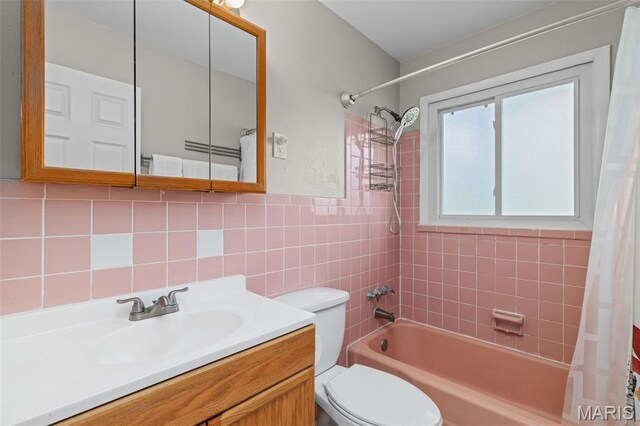 190 Coteau Ln, Florissant, MO 63033 - full bathroom featuring shower / bath combination with curtain, toilet, vanity, and tile walls