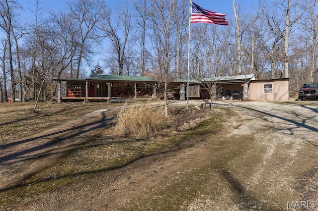 631 Columbia Dr, Bismarck, MO 63624 - view of front facade with covered porch and dirt driveway