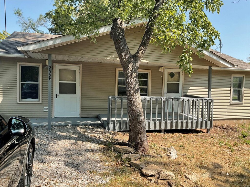2025 Sandy Rdg, Cahokia, IL 62206 - view of front of home with roof with shingles and a porch