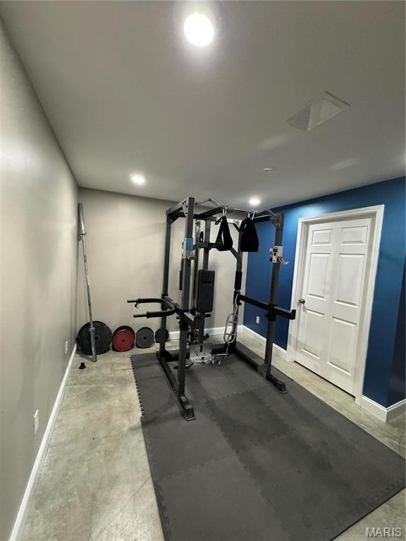 5284 Summer Cir, Imperial, MO 63052 - workout room with baseboards