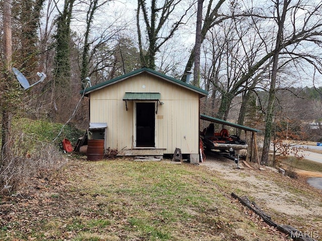 1504 Main St, Van Buren, MO 63965 - view of outdoor structure featuring a carport and an outdoor structure