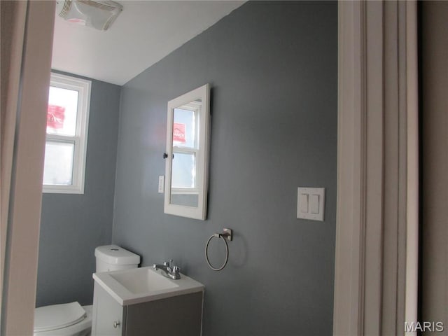 7 Pineview Ln, Collinsville, IL 62234 - half bath with toilet, vanity, and vaulted ceiling