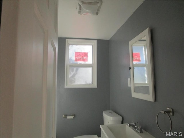 7 Pineview Ln, Collinsville, IL 62234 - half bath featuring toilet, lofted ceiling, and vanity