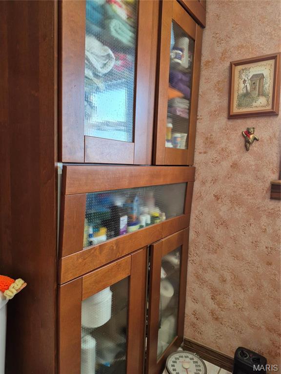 3019 Mockingbird Ln, Granite City, IL 62040 - detailed view of wallpapered walls and baseboards