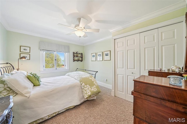 4386 Westminster Pl, Saint Louis, MO 63108 - carpeted bedroom with a closet, ornamental molding, and ceiling fan