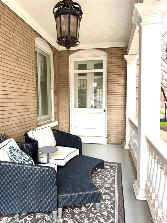 4386 Westminster Pl, Saint Louis, MO 63108 - view of covered porch
