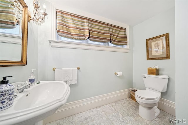 4386 Westminster Pl, Saint Louis, MO 63108 - bathroom featuring baseboards and marble finish floors