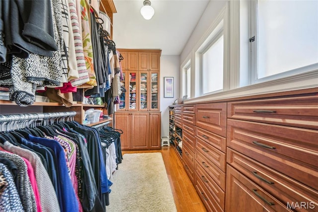 4386 Westminster Pl, Saint Louis, MO 63108 - walk in closet featuring light wood-type flooring