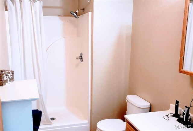 2630 Melody Ln, Cuba, MO 65453 - bathroom featuring vanity, toilet, and curtained shower