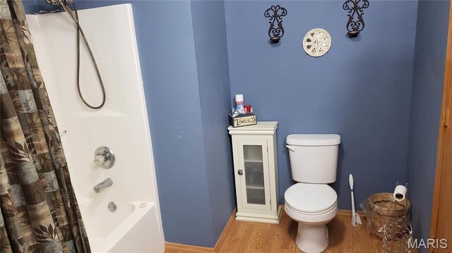 2630 Melody Ln, Cuba, MO 65453 - full bath featuring toilet, wood finished floors, shower / bathtub combination with curtain, and baseboards