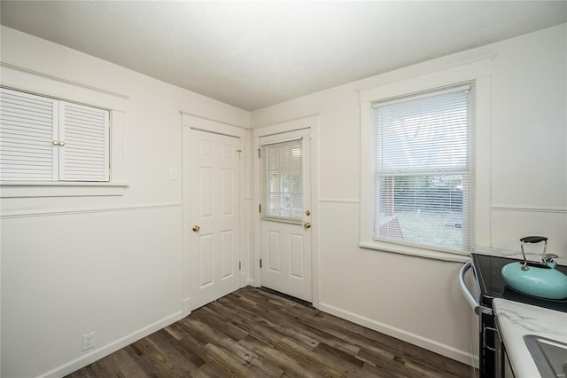 3433 Pine Grove Ave, Saint Louis, MO 63121 - entryway featuring dark wood finished floors and baseboards