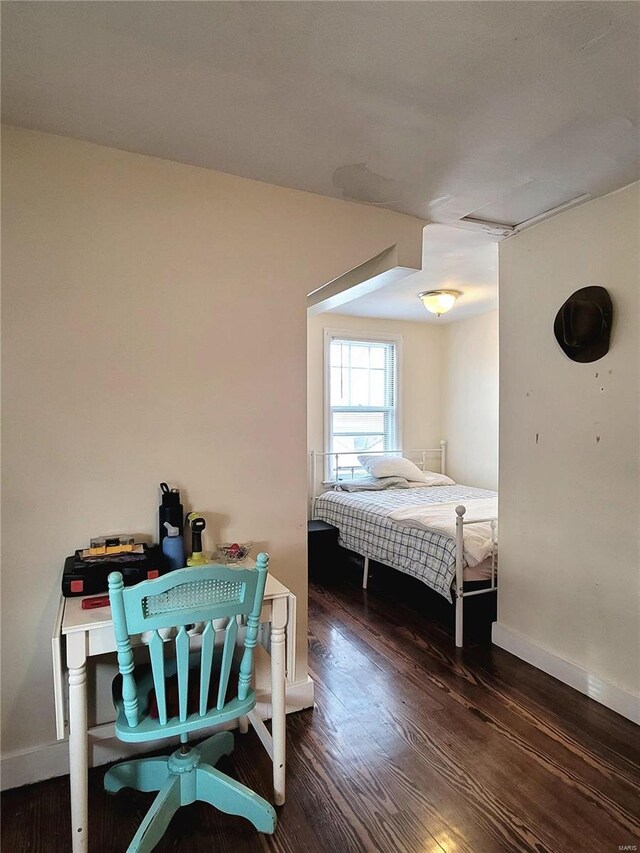 305 Williams St, Washington, MO 63090 - bedroom featuring wood finished floors and baseboards