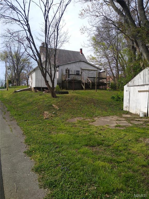 607 E Hancock St, Steeleville, IL 62288 - view of grassy yard featuring a wooden deck and an outbuilding