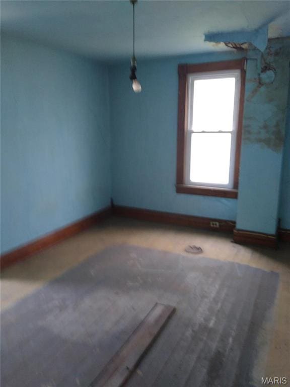 607 E Hancock St, Steeleville, IL 62288 - unfurnished room with baseboards