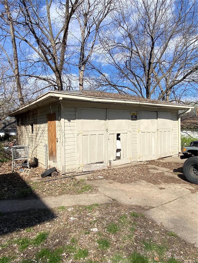 view of outdoor structure with an outbuilding
