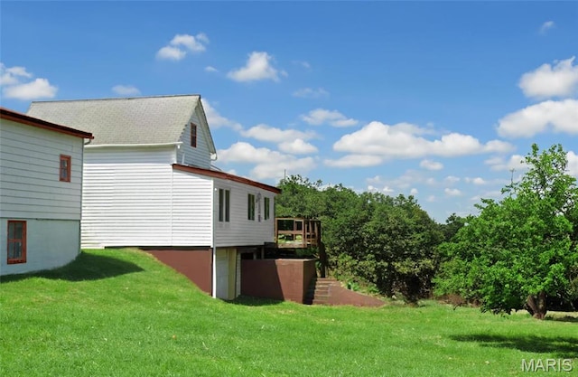 340 Main St, Hamilton, IL 62341 - view of side of property featuring a yard and a garage