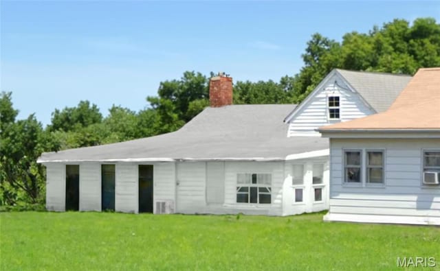 340 Main St, Hamilton, IL 62341 - back of house featuring a chimney and a yard