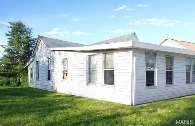 340 Main St, Hamilton, IL 62341 - view of side of property with a yard