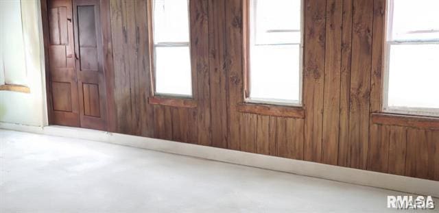 340 Main St, Hamilton, IL 62341 - unfurnished room with plenty of natural light and concrete flooring