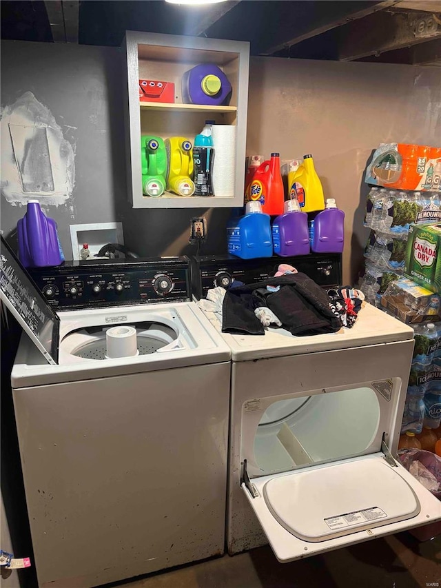 2803 Semple Ave, Saint Louis, MO 63120 - laundry area with independent washer and dryer