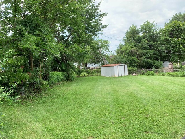 2903 Lesmer Ct, Overland, MO 63114 - view of yard featuring a shed and an outdoor structure