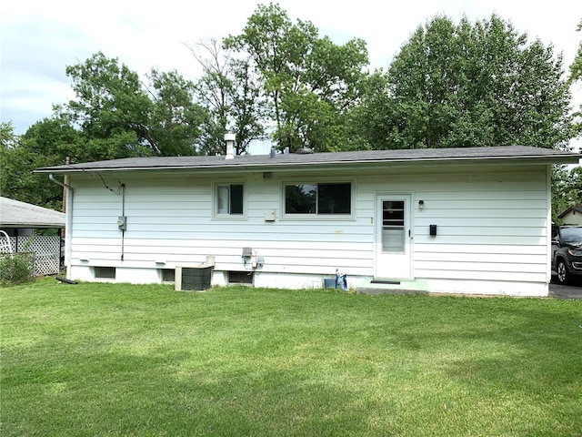 2903 Lesmer Ct, Overland, MO 63114 - back of house featuring a yard