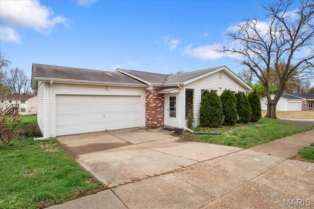 2428 Central Parkway Dr, Florissant, MO 63031 - photo 1