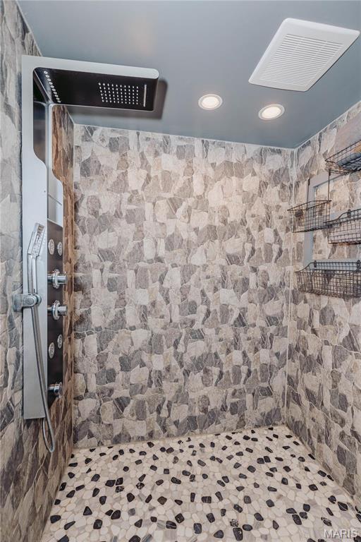 12561 Carroll Dr, Rolla, MO 65401 - full bath featuring a tile shower and recessed lighting