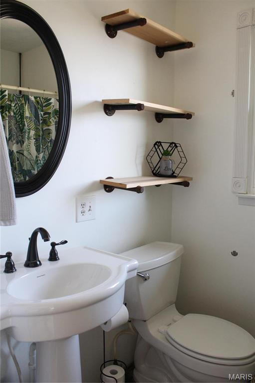 462 Il Route 127, Greenville, IL 62246 - full bathroom featuring toilet, a sink, and a shower with curtain