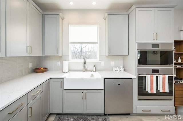 5019 Pacific Crest Trl, Cottleville, MO 63304 - kitchen with appliances with stainless steel finishes, a sink, backsplash, gray cabinets, and recessed lighting