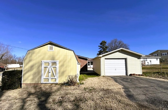 view of outdoor structure featuring an outbuilding and driveway