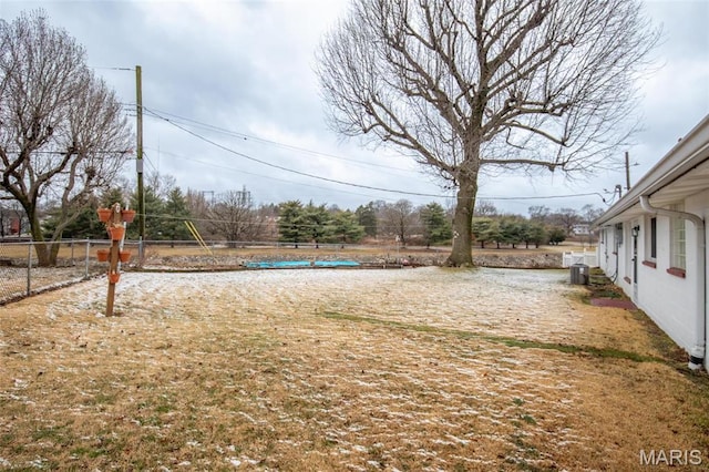 7080 Plainview Ave, Saint Louis, MO 63109 - view of yard with a pool