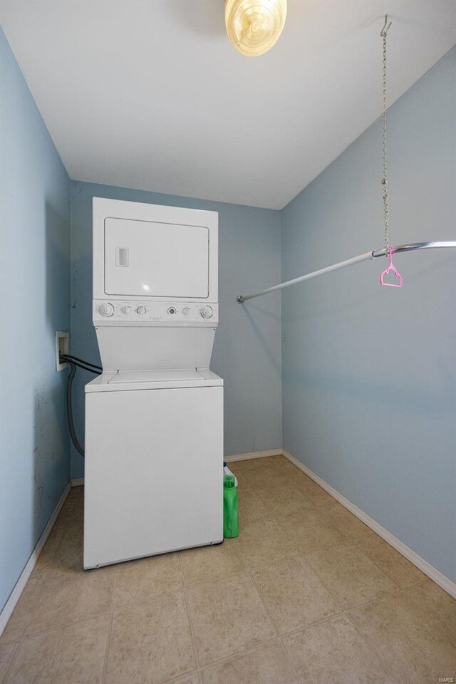 402 Virginia Ave, Potosi, MO 63664 - laundry area featuring stacked washer and clothes dryer and baseboards